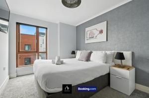 High-Rise 2 Bedroom Apartment By Boyeilles Apartments Short Lets & Serviced Accommodation Belfast With Free Parking & WiFi