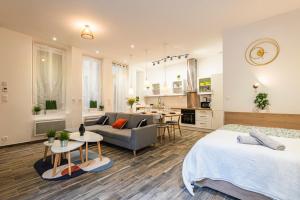 Le Jeanne dArc - Center - Cathedral