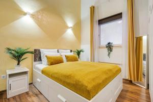 Comfy - Large Home in the Center