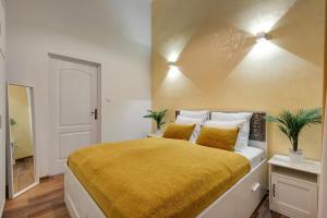 Comfy - Large Home in the Center