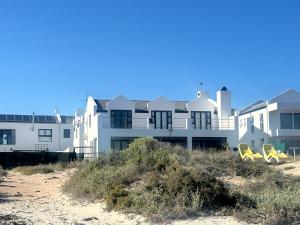 BEACH FRONT BEAUTY 50 meters from beach sand