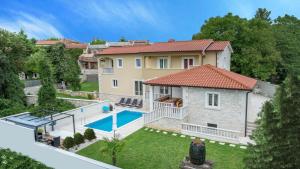 Villa mit eingezäuntem Garten und Panoramablick - 4hvězdičkové hotely ve městě Tinjan