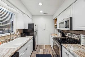 Chic 2 BDR for 6 with Shared Pool Near Harbortown