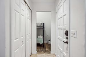 Chic 2 BDR for 6 with Shared Pool Near Harbortown