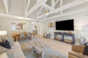 Condo for 6 with Resort Amenities & Walk to Beach