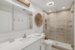 Condo for 6 with Resort Amenities & Walk to Beach