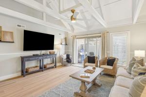 Condo for 6 with Resort Amenities & Walk to Beach