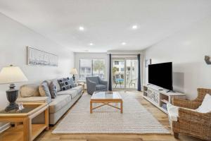 Charming Condo Overlooking Pool Minutes to Beach