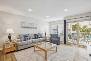 Charming Condo Overlooking Pool Minutes to Beach