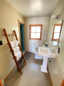 Room 8 - Downtown Joshua Tree Motel - Pet Friendly - Walk to Shops & Visitor Center, Minutes to Park Entrance