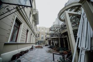 P77 Central New 4-Bedrooms Piotrkowska CAŁE MIEJSCE 4 pokoje z łazienką i kuchnią na korytarzu budynku