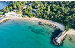 Seaside Apartment with a garden
