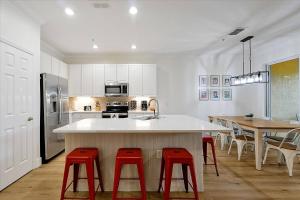 Family Friendly ReResort Townhouse with Mickey Decor Short Drive to Disney