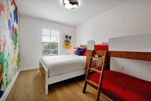 Family Friendly ReResort Townhouse with Mickey Decor Short Drive to Disney