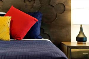 Family Friendly ReResort Townhouse with Mickey Decor Short Drive to Disney