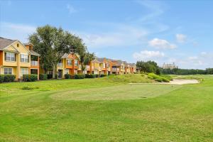 Family Friendly ReResort Townhouse with Mickey Decor Short Drive to Disney
