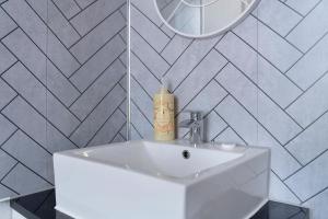 New 2BR in Pensbury Street