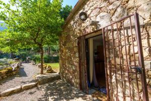 Maisons de vacances LA PAUSE - 3 villas avec Jacuzzi privatif a chisa : photos des chambres