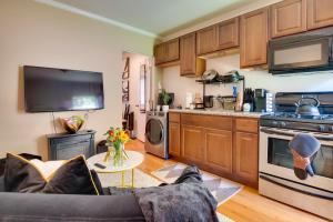 Hot Tub Relaxation Studio 4 Mi to SoFi Stadium!