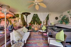 Hot Tub Relaxation Studio 4 Mi to SoFi Stadium!