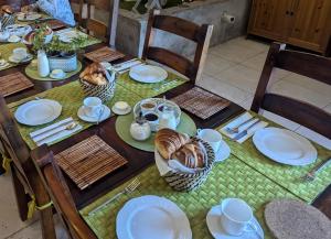 B&B / Chambres d'hotes Les Peupliers Loire : Chambre Lit King-Size - Vue sur Jardin