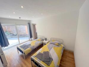 Studio (Twin) in Central Sutton