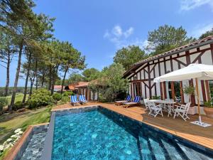 Villa Hau'Oli, 4 chambres, spacieuse, piscine privée, grand jardin fleuri vue golf et 8min à pied de la plage - Ubytování bez kategorie ve městě Moliets-et-Maa
