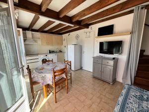 Villas Maison T3 cabine 4 couchages, terrasse cloturee, residence Sun village avec piscine commune, 300m de la plage a PORTIRAGNES -LRSUNP5 : photos des chambres