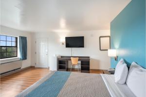 Suite - Non-Smoking room in Motel 6-Colorado Springs CO - Air Force Academy