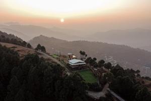 1 br Stay Enclosing the Mountains Nivriti Cottage by RoamHome