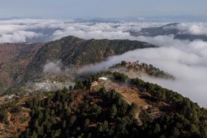 1 br Stay Enclosing the Mountains Nivriti Cottage by RoamHome