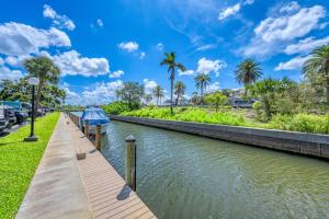 Johnnys Island Palm - Walk to Siesta Key Beach, Marina, Dining & Pool