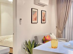 Debbies Modern 1 BR Condo Unit