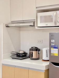 Debbies Modern 1 BR Condo Unit