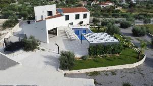 Luxury Villa Dolac near Split, airport, complete privacy, infinity heated pool