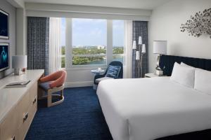 Deluxe King Room with Bay View room in Fontainebleau Miami Beach