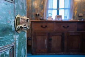 Romantic 1920s Circus Wagon Experience