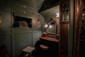 Romantic 1920s Circus Wagon Experience