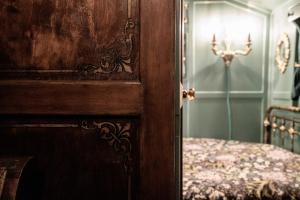 Romantic 1920s Circus Wagon Experience