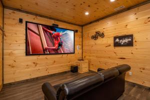 5 Br Sleeps 16 Hot Tub Game Room Movie Room