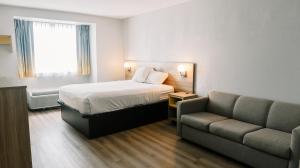 Queen Studio Suite - Mobility Access/Non-Smoking room in Microtel Inn & Suites by Wyndham Gulf Shores