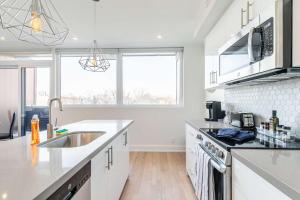 Bright & Inviting 3BR Apartment near High Park Nearest Intersection Indian Trail