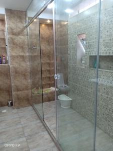 Plaisir de jouer du billard en famille