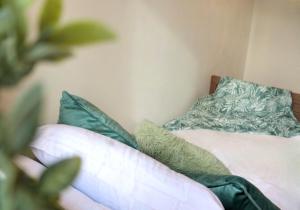 Heathrow Modern House with Parking & Fast WiFi