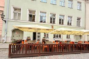 DICTUMFACTUM Noble Old Town