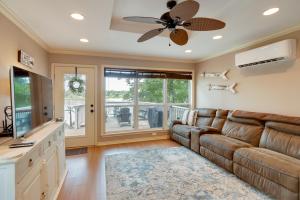 Lakeside Haven with Deck and Views in Jefferson!