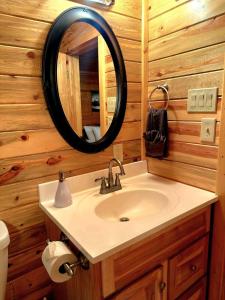 The Red Bears Den, Walk to River & Lake, In Town