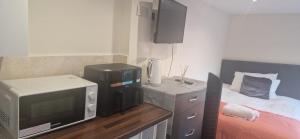 Cosy Studio - Maisonette in a quite neighbourhhod can sleep 2 with private entrance and gate