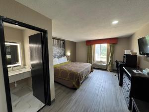 King Room - Non Smoking room in Super 8 by Wyndham Texarkana AR