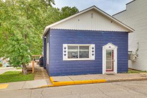 Walk to Lake and Dining Couples Cottage in Pepin